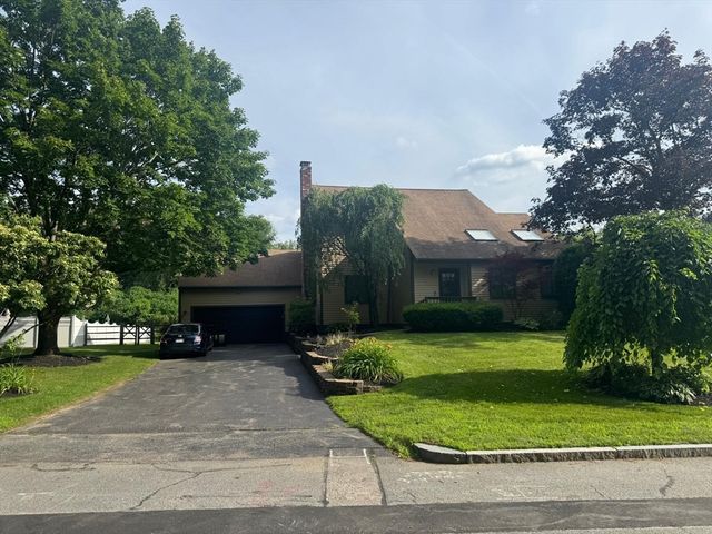 10 Kings Row Ln, Framingham, MA 01701
