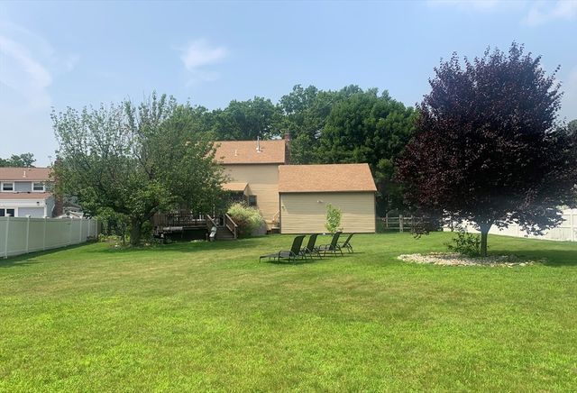 10 Kings Row Ln, Framingham, MA 01701