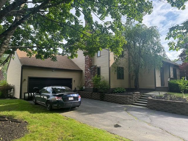 10 Kings Row Ln, Framingham, MA 01701