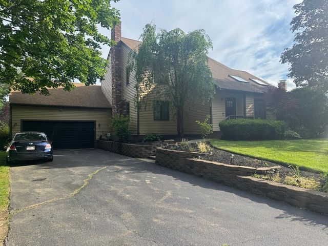 10 Kings Row Ln, Framingham, MA 01701