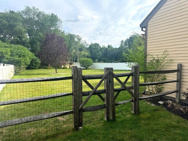 10 Kings Row Ln, Framingham, MA 01701