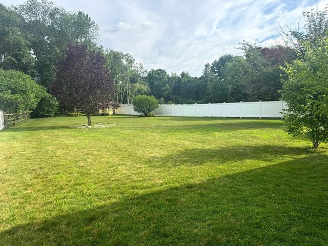 10 Kings Row Ln, Framingham, MA 01701