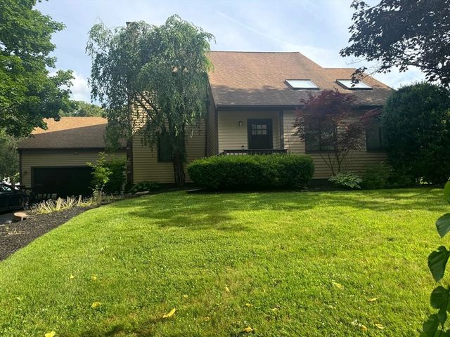 10 Kings Row Ln, Framingham, MA 01701