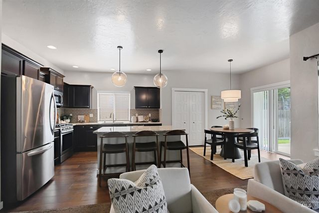 401 E Joshua Tree Dr, Meridian, ID 83646