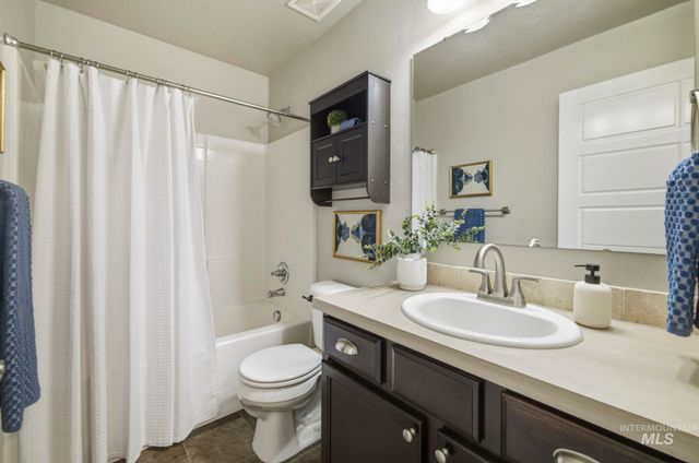 401 E Joshua Tree Dr, Meridian, ID 83646