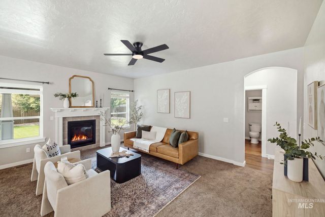 401 E Joshua Tree Dr, Meridian, ID 83646