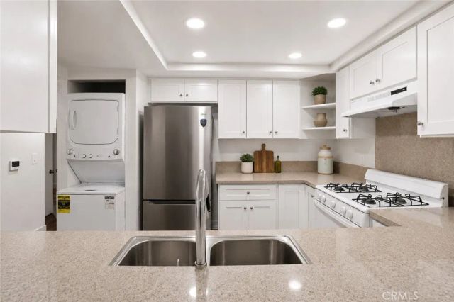 11808 Hamlin Street 3, North Hollywood, CA 91606