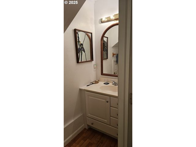 524 AZALEA Dr, Elkton, OR 97436