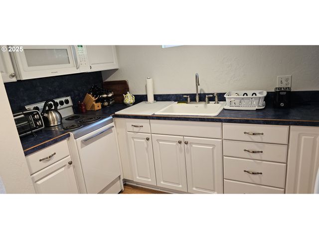 524 AZALEA Dr, Elkton, OR 97436