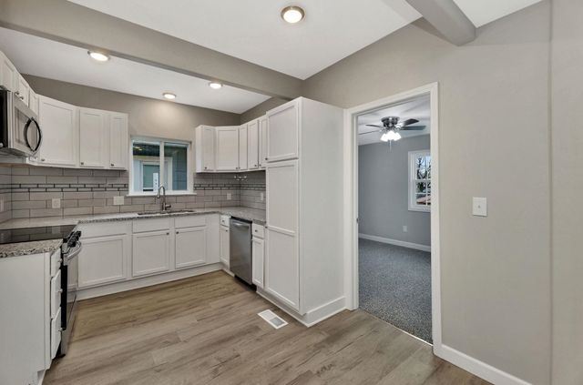 1423 W 1st St N, Wichita, KS 67203