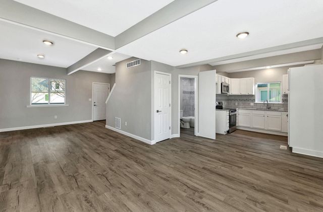 1423 W 1st St N, Wichita, KS 67203