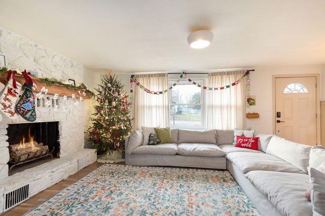 128 Greenbrier Lane, Hollister, MO 65672