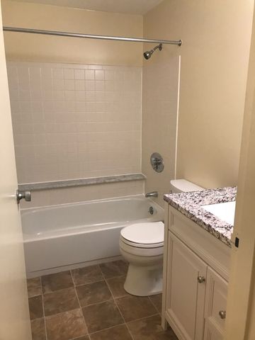 6 Post Oak Ln 8, Natick, MA 01760