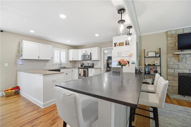 7624 Lamar Avenue, Prairie Village, KS 66208