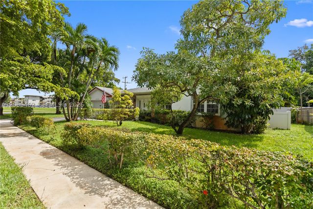 4899 NW 7th Dr, Plantation, FL 33317