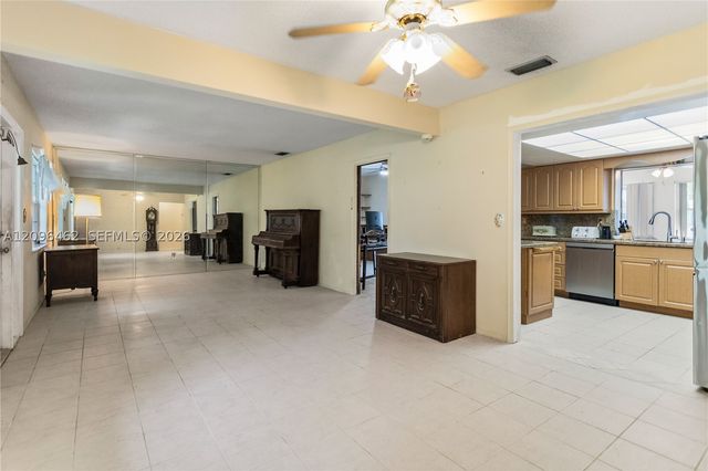 4899 NW 7th Dr, Plantation, FL 33317