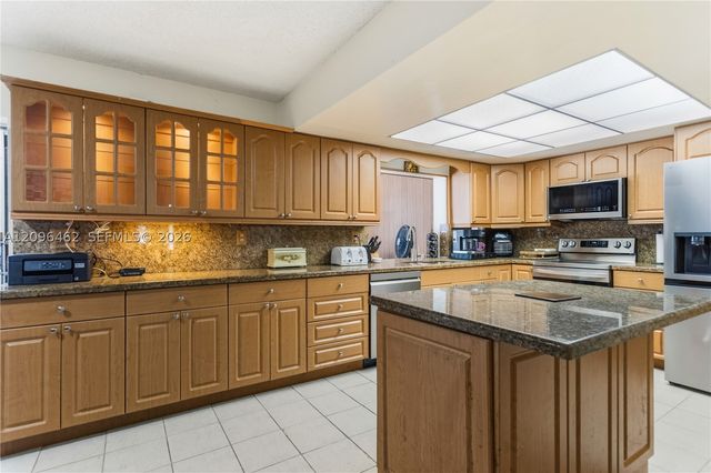 4899 NW 7th Dr, Plantation, FL 33317