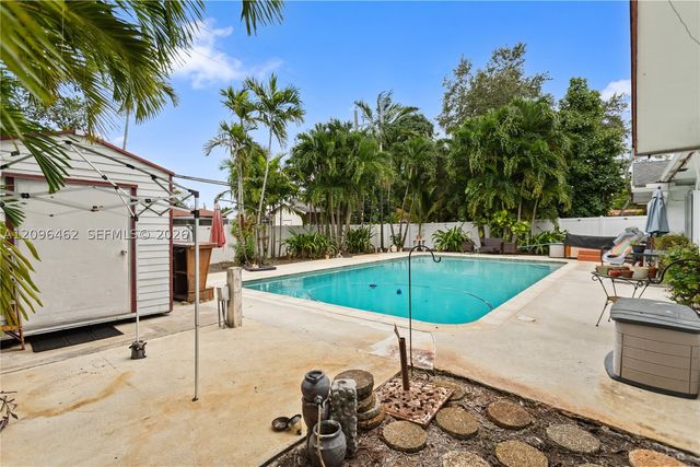 4899 NW 7th Dr, Plantation, FL 33317