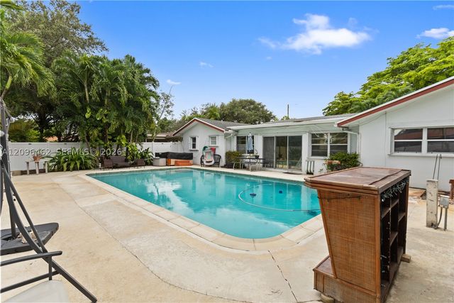 4899 NW 7th Dr, Plantation, FL 33317