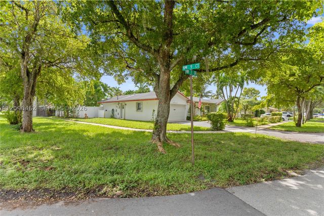 4899 NW 7th Dr, Plantation, FL 33317