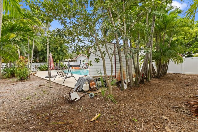 4899 NW 7th Dr, Plantation, FL 33317