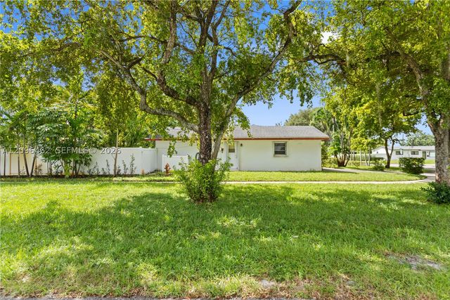 4899 NW 7th Dr, Plantation, FL 33317