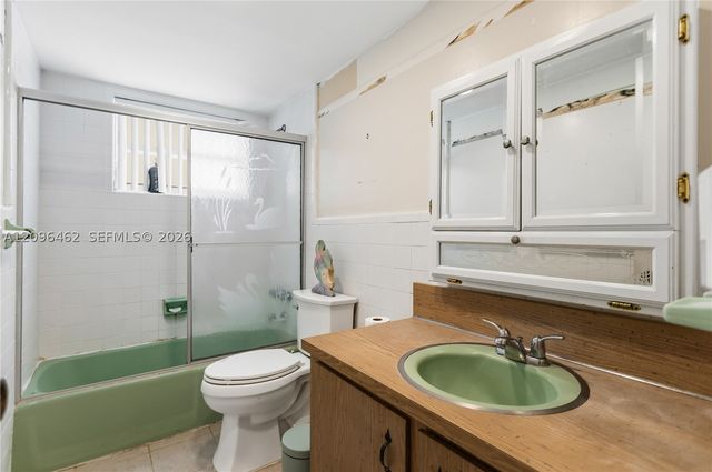 4899 NW 7th Dr, Plantation, FL 33317