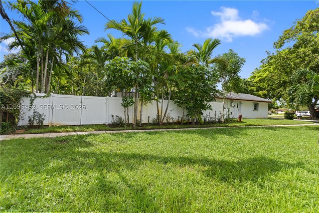4899 NW 7th Dr, Plantation, FL 33317