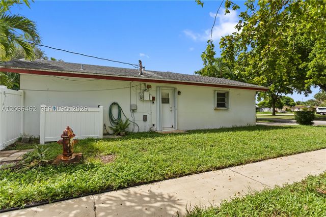 4899 NW 7th Dr, Plantation, FL 33317