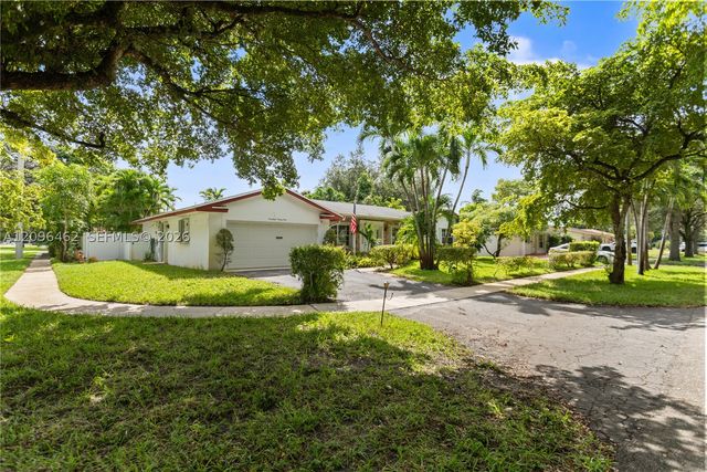 4899 NW 7th Dr, Plantation, FL 33317