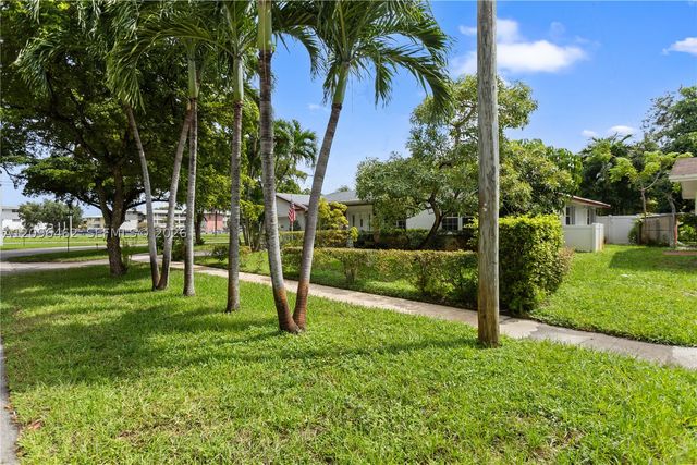 4899 NW 7th Dr, Plantation, FL 33317