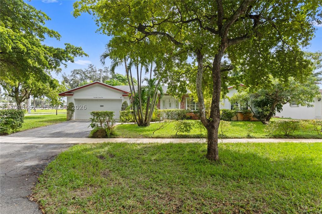 4899 NW 7th Dr, Plantation, FL 33317