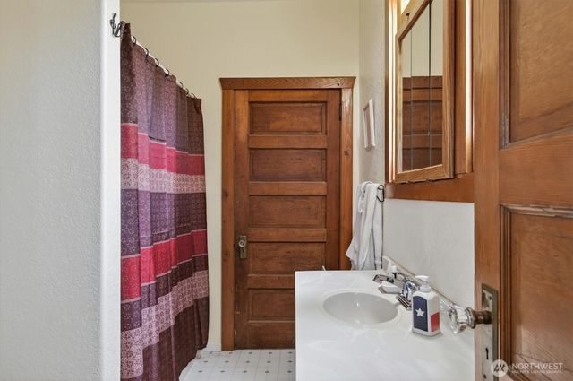 95 W Birnie Slough Road, Cathlamet, WA 98612