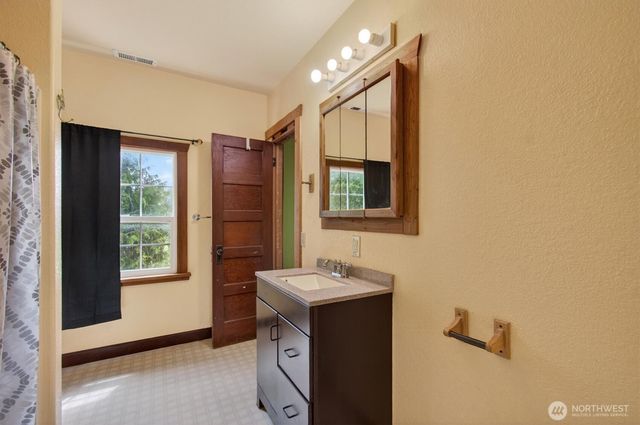 95 W Birnie Slough Road, Cathlamet, WA 98612