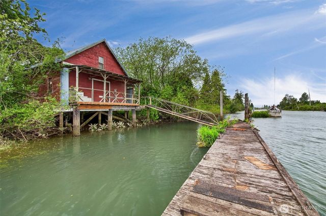 95 W Birnie Slough Road, Cathlamet, WA 98612