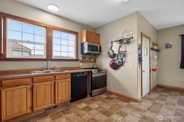 95 W Birnie Slough Road, Cathlamet, WA 98612