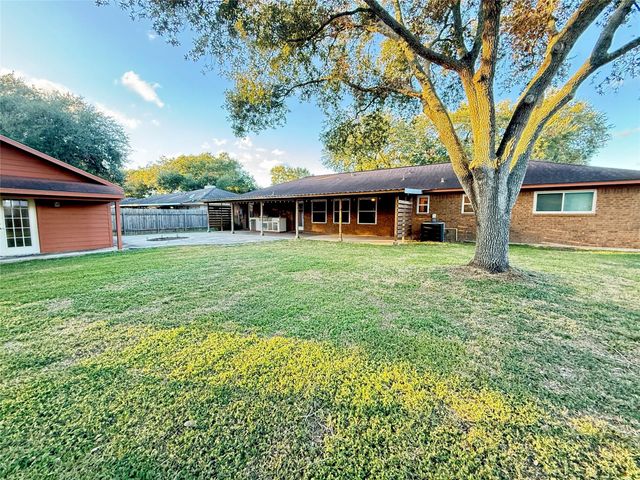 2205 James Avenue, El Campo, TX 77437