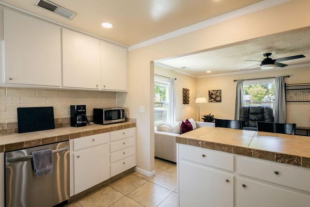 335 Oxford Avenue, Clovis, CA 93612