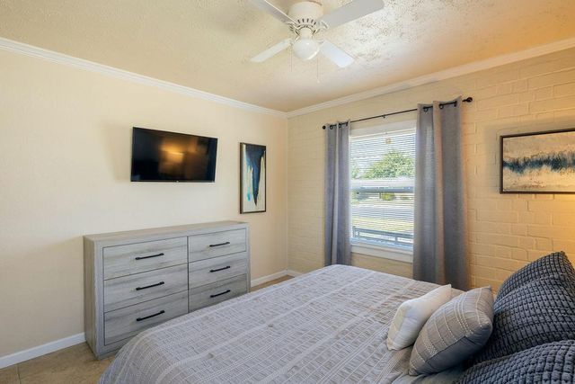 335 Oxford Avenue, Clovis, CA 93612