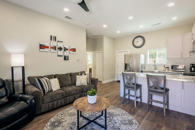 335 Oxford Avenue, Clovis, CA 93612
