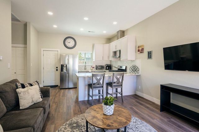 335 Oxford Avenue, Clovis, CA 93612