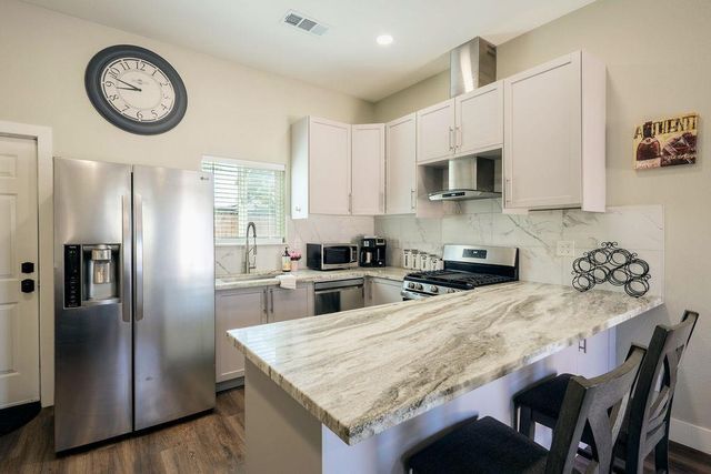 335 Oxford Avenue, Clovis, CA 93612