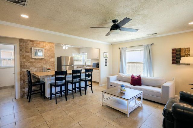 335 Oxford Avenue, Clovis, CA 93612