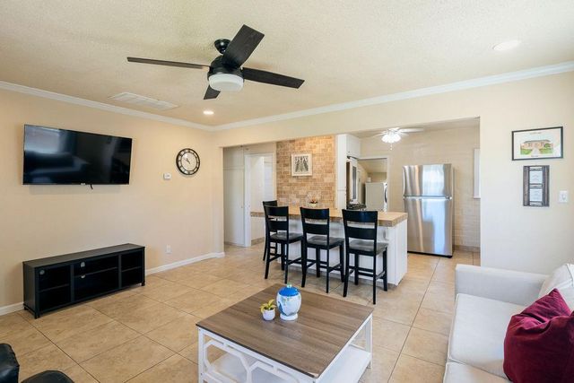 335 Oxford Avenue, Clovis, CA 93612