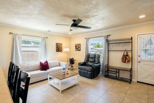 335 Oxford Avenue, Clovis, CA 93612