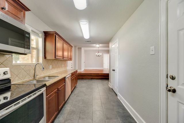 604 Casa Linda Street, Ennis, TX 75119