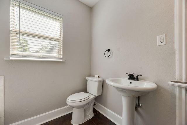 604 Casa Linda Street, Ennis, TX 75119
