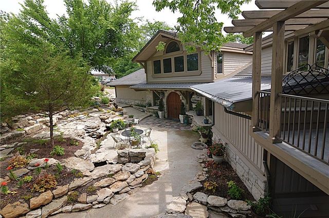 8424 S Russell Road, Oak Grove, MO 64075
