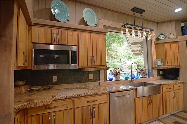8424 S Russell Road, Oak Grove, MO 64075