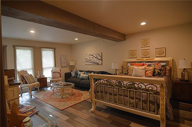 8424 S Russell Road, Oak Grove, MO 64075